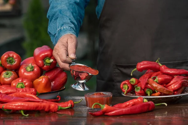 Hausgemachte Sauce Ketchup Lecho Mit Einer Süßen Paprika Chilischote Stockfoto