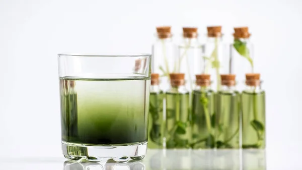 Chlorophyll Extrakt Wird Reinem Wasser Glas Vor Weißgrauem Hintergrund Gegossen — Stockfoto