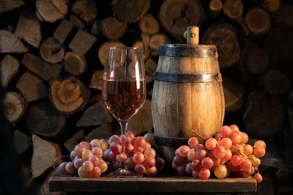 Versare Vino Rosato Nel Bicchiere Sui Vigneti Sul Tavolo Legno — Foto Stock