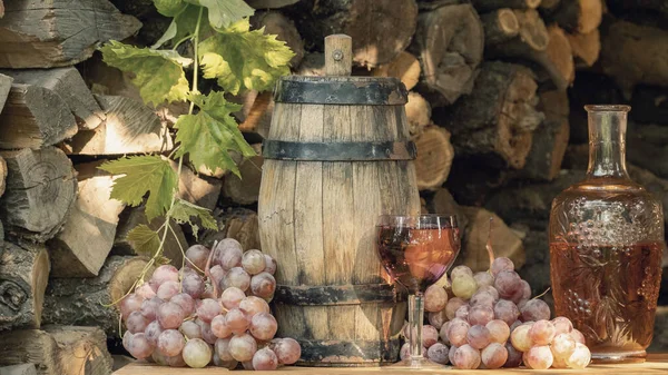 Vino Rosato Nel Bicchiere Vino Uva Matura Sul Tavolo Legno — Foto Stock