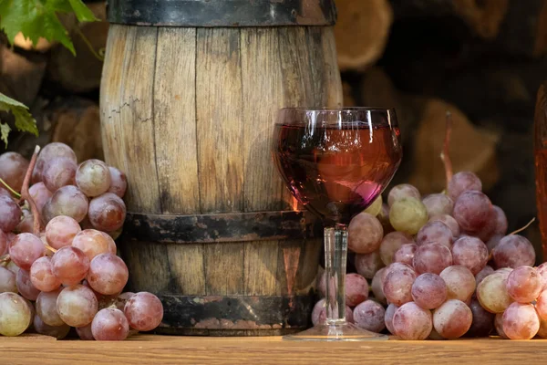 Vino Rosato Nel Bicchiere Vino Uva Matura Sul Tavolo Legno — Foto Stock