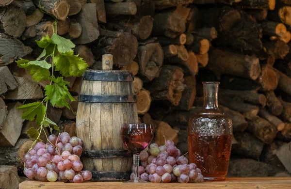 Rozenwijn Het Wijnglas Rijpe Druiven Houten Tafel Druivenoogst Wijnproefcultuur Sommelier — Stockfoto