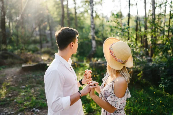 Verliefd Stel Houdt Elkaars Hand Vast Het Voorjaarsbos — Stockfoto