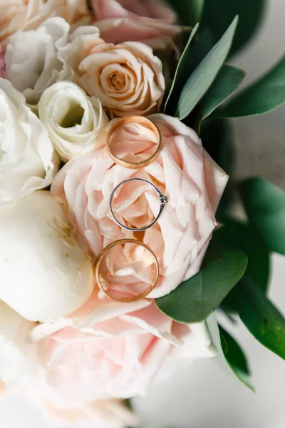 Beautiful Wedding Rings Lie Beautiful White Flowers Imagem De Stock