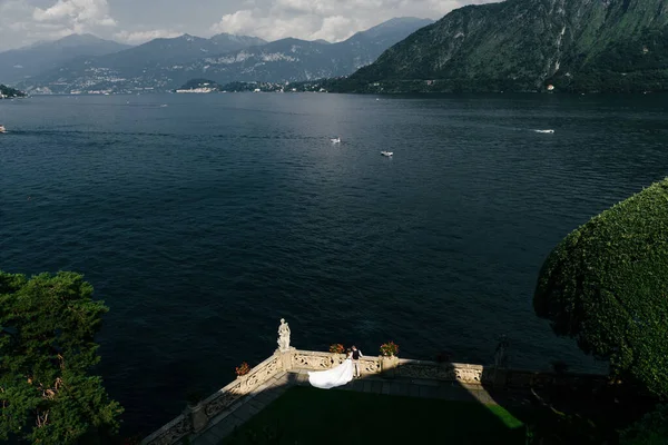 Beautiful Newlyweds Stand Look Lake Como Italy Лицензионные Стоковые Изображения