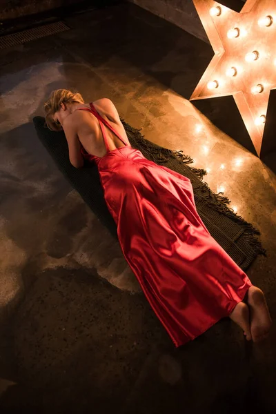 Beautiful Blonde Girl Beautiful Back Red Dress Licks Floor Fotografias De Stock Royalty-Free