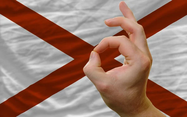 Ok Geste vor Alabamas Staatsflagge — Stockfoto