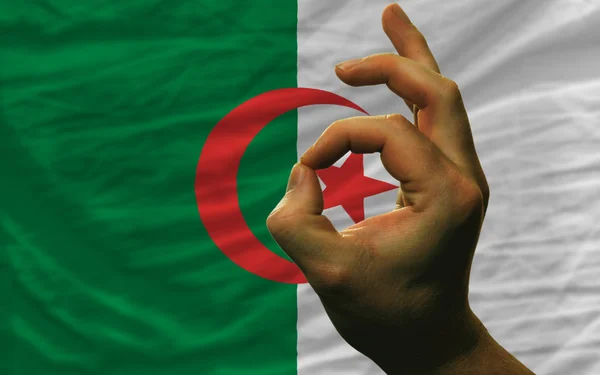 Ok gesto davanti alla bandiera nazionale di Algeria — Foto Stock