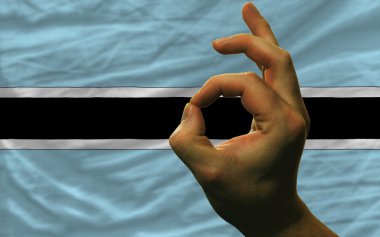 Botsvana bayrağı önünde bir jest ok