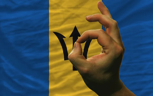 Ok gesto frente a la bandera nacional barbados — Foto de Stock