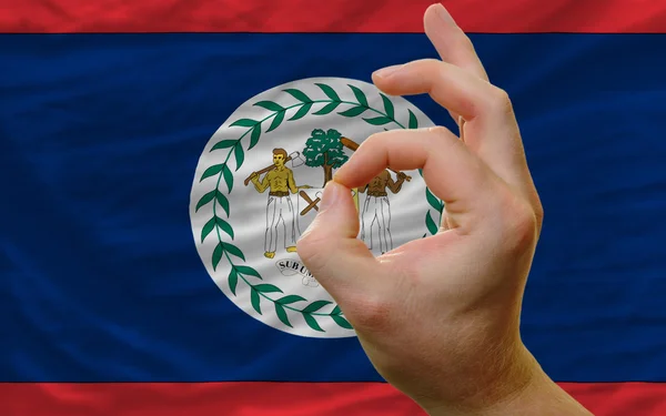 Ok gesto frente a la bandera nacional de Belice — Foto de Stock