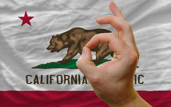 Ok geste devant californie nous drapeau de l'État — Photo