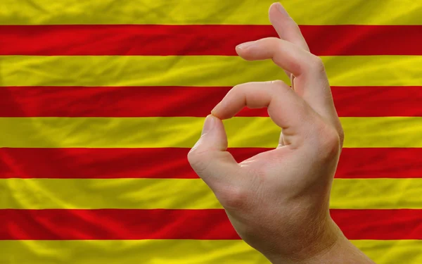 OK gesto před státní vlajky Katalánsko — Stock fotografie