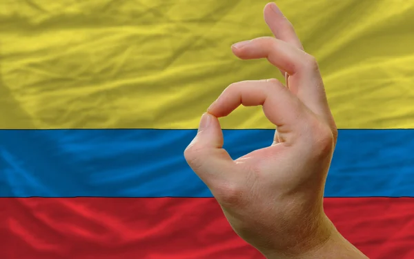 OK gest framför ccolombia flagga — Stockfoto