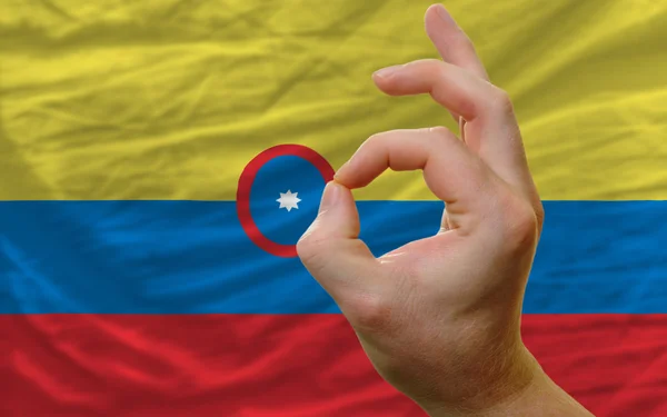 コロンビアの国旗の前でジェスチャ [ok] を — ストック写真