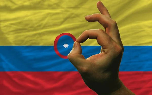 OK gest framför colombia flagga — Stockfoto