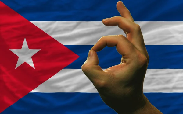 Ok gesto davanti alla bandiera nazionale cubana — Foto Stock