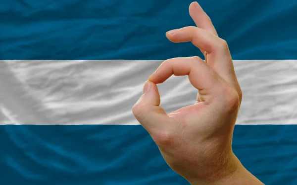 엘살바도르의 국기 앞 제스처를 좋아 — 스톡 사진