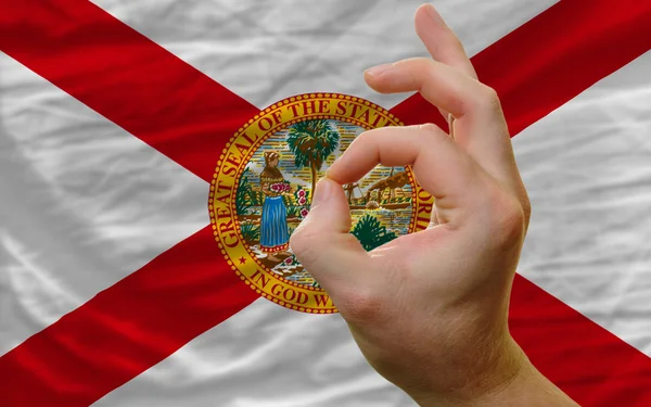 Ok geste devant la Floride nous drapeau de l'État — Photo