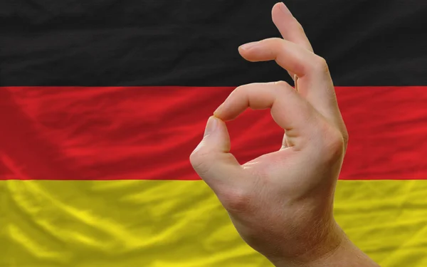 Ok gesto frente a la bandera nacional de Alemania — Foto de Stock