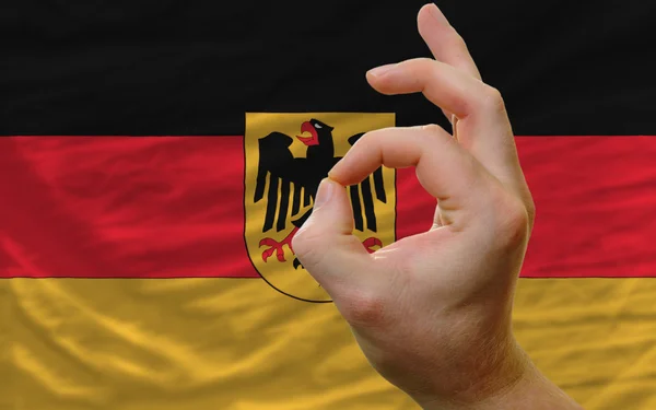 Ok gest przed Niemcy Flaga narodowa — Zdjęcie stockowe