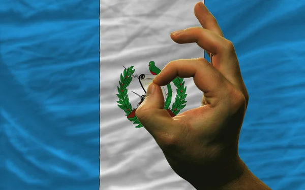 OK gesto před státní vlajka Guatemaly — Stock fotografie