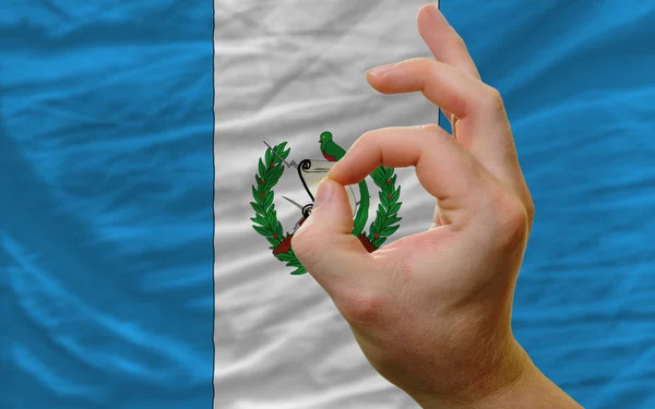 ОК жест перед національним прапором Гватемали — стокове фото