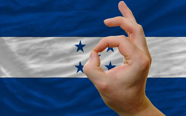 Ok geste devant le drapeau national honduras — Photo