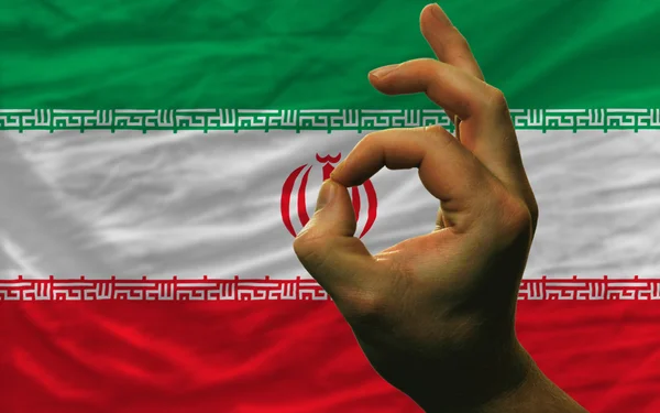 Geste vor iranischer Nationalflagge — Stockfoto