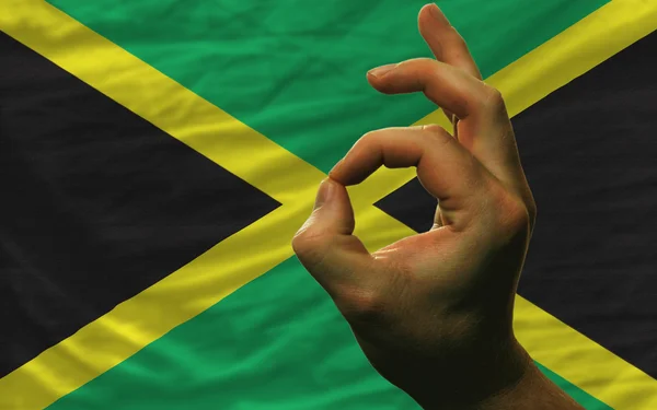 Ok geste devant le drapeau national jamaïca — Photo