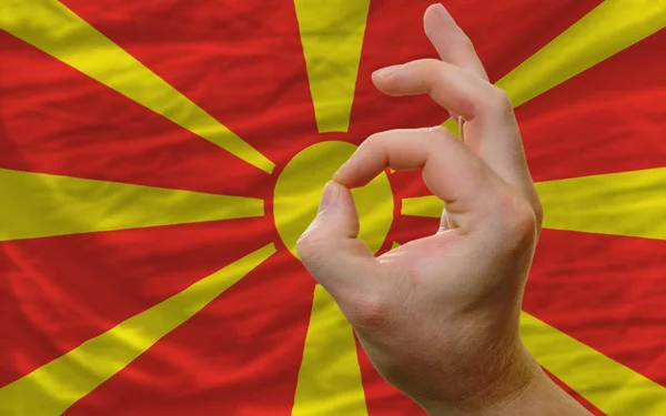 Ok gesto frente a la bandera nacional de macedonia —  Fotos de Stock