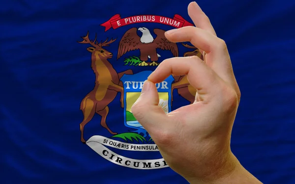 Ok gesto frente a la bandera del estado de Michigan — Foto de Stock