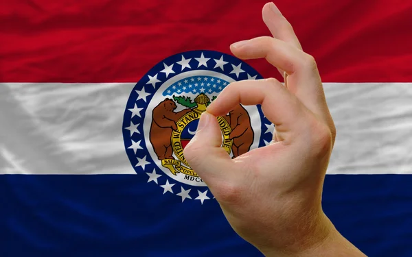 Ok gesto frente a la bandera del estado de Missouri — Foto de Stock