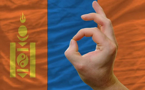 OK gesto před Mongolsko národní vlajka — Stock fotografie