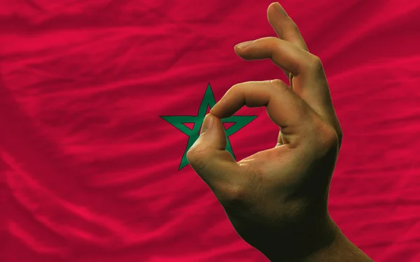 Ok gesto davanti alla bandiera nazionale marocco — Foto Stock