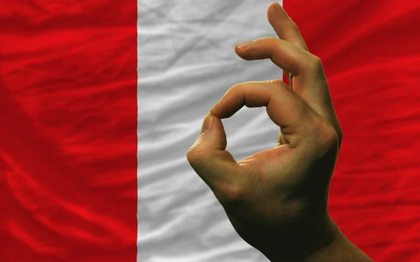 ОК жест перед национальным флагом Перу — стоковое фото