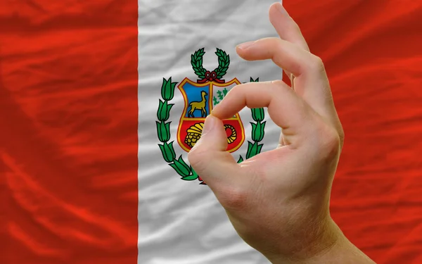 Geste vor peruanischer Nationalflagge — Stockfoto