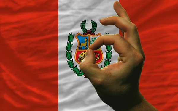 Εντάξει χειρονομία μπροστά από την εθνική σημαία του Περού — Φωτογραφία Αρχείου