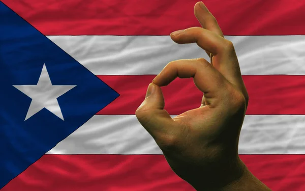 Geste vor der Nationalflagge Puerto Ricos — Stockfoto