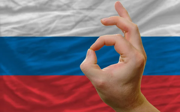 Geste vor russischer Nationalflagge — Stockfoto