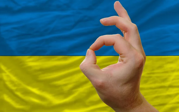 Ok geste devant le drapeau national ukraine — Photo