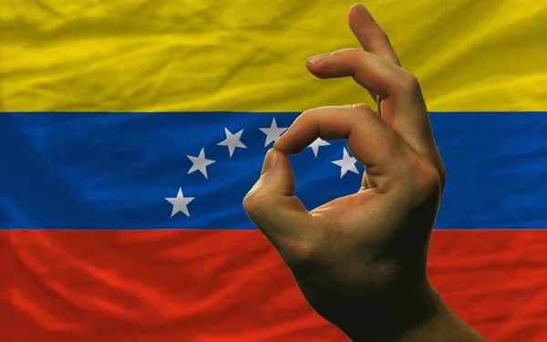 OK gest framför Venezuelas flagga — Stockfoto