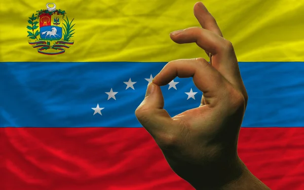 OK gest framför Venezuelas flagga — Stockfoto