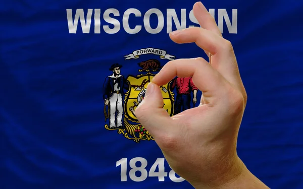 Ok gesto frente a la bandera del estado de Wisconsin — Foto de Stock