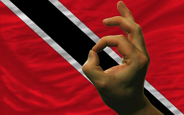 Ok gesto frente a trinidad tobago bandera nacional — Foto de Stock