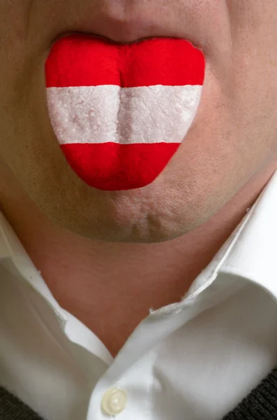 Mannen tungan målade i Österrike flaggan symboliserar kunskap till s — Stockfoto