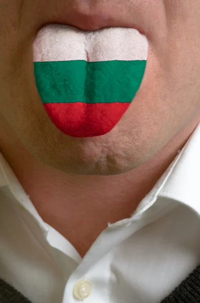 Hombre lengua pintada en la bandera bulgaria que simboliza el conocimiento de — Foto de Stock