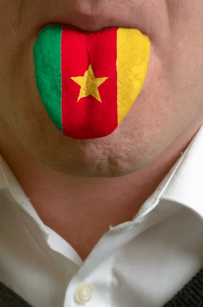 Man tongue painted in cameroon flag symbolizing to knowledge to — Stock Photo, Image