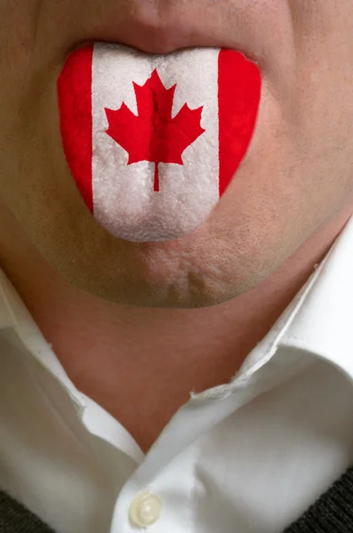 Homem língua pintada na bandeira do Canadá simbolizando ao conhecimento de sp — Fotografia de Stock