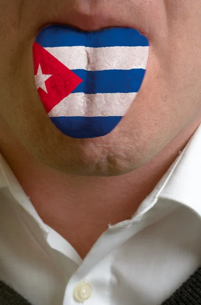 Uomo lingua dipinta in bandiera cubana che simboleggia alla conoscenza di spea — Foto Stock